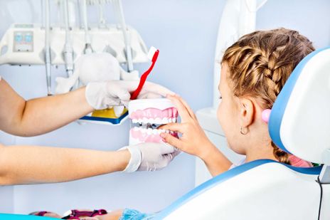 Ovelgönner Zahnarztpraxis, Mädchen beim Zahnarzt